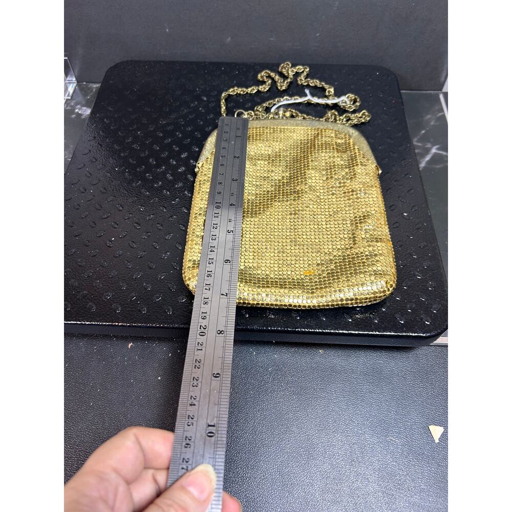 gold mesh evening bag features a structured frame and a delicate chain vintage - Picture 5 of 6